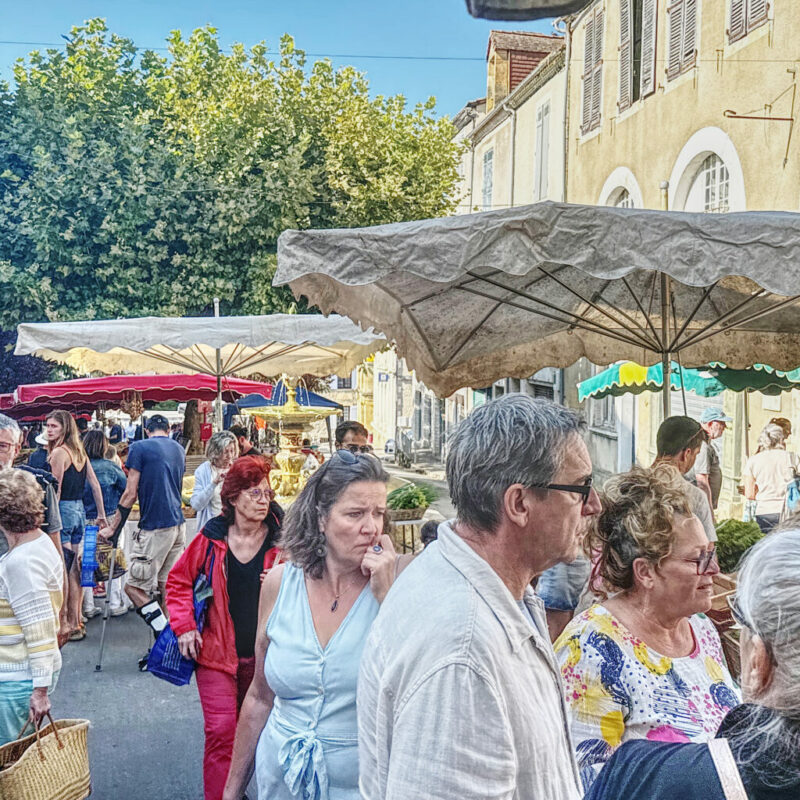 marché traditionnel local d'Excideuil jeudi jour de marché hebdomadaire à Excideuil dans le Périgord vert